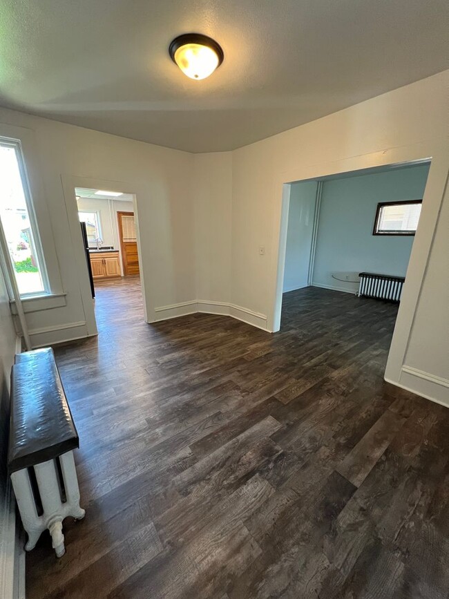 Building Photo - AVAILABLE JUNE - 4 Bed 2 Bath w/ Bonus Roo...