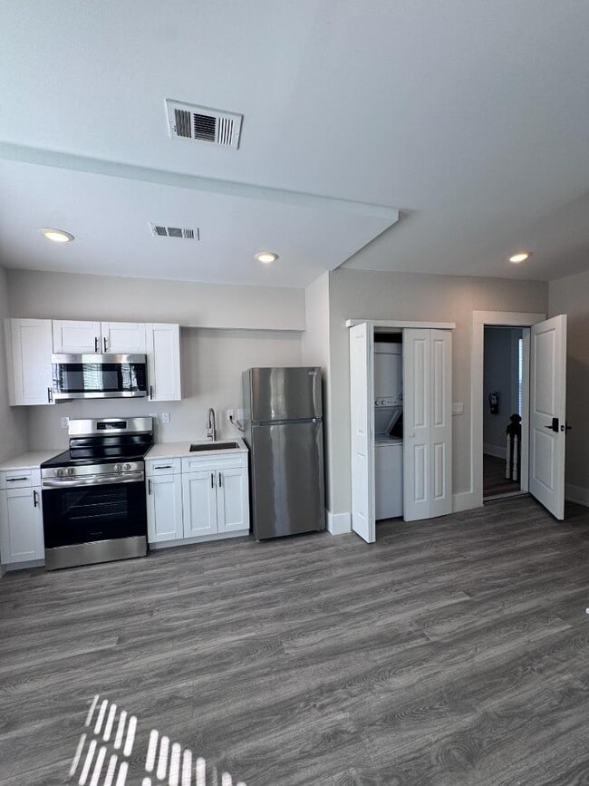 Building Photo - 300 E 3rd St