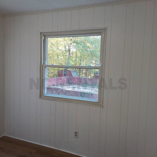 Building Photo - COMING SOON: Recently Renovated 2-Bedroom ...