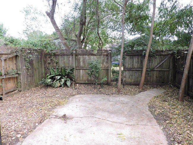 Building Photo - Convenient westside location!