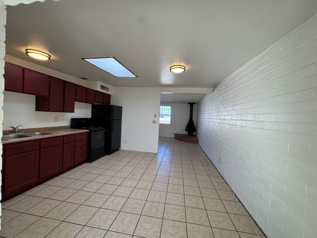 Building Photo - 2Bdm 1 Bath, Washer/Dryer Hookups, Will no...