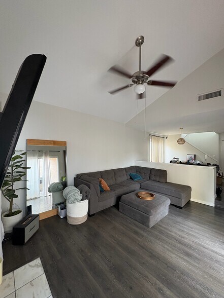 Living room - 3315 E Kelton Ln
