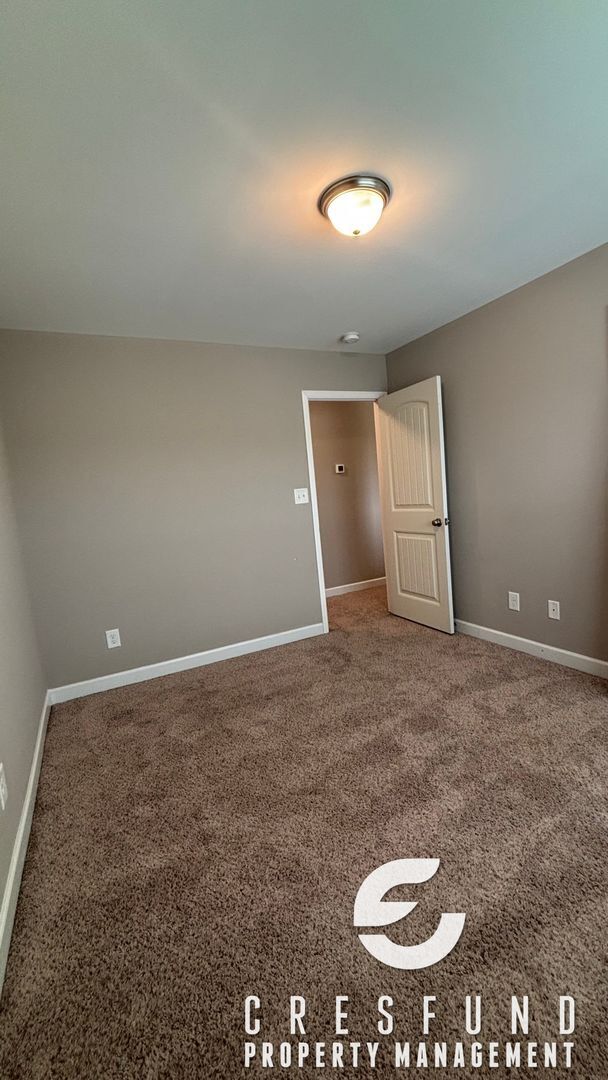 Building Photo - Spacious, Stylish & Close to It All – 3 Be...
