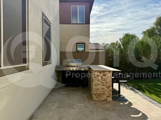 Building Photo - 3080 S Jasmine Dr