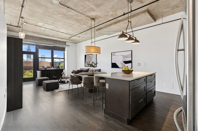 Building Photo - 6 S Laflin St