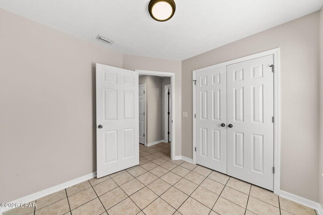 Building Photo - 615 Poinsettia Ct