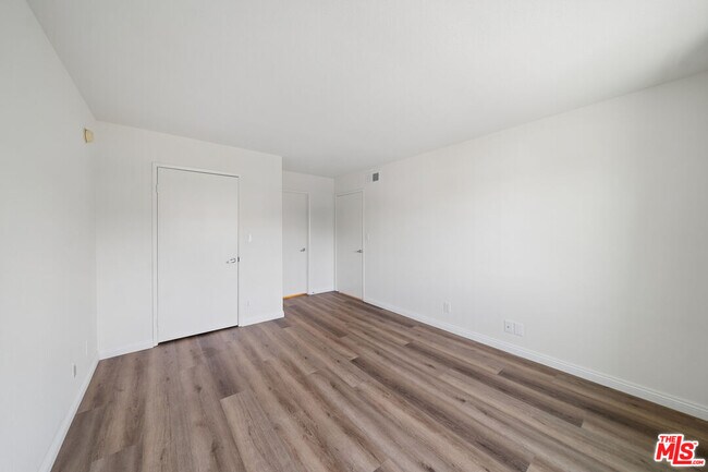 Building Photo - 870 S Crenshaw Blvd