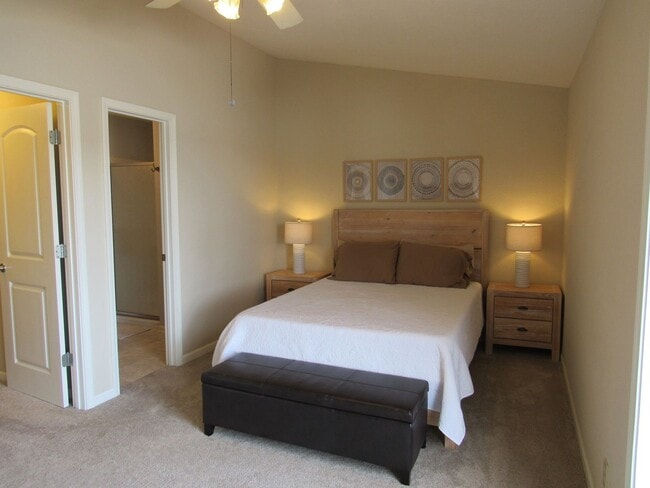 Building Photo - Top floor 2 bedroom condo in Camdenton