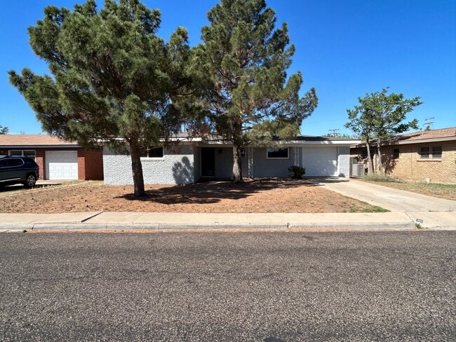 Building Photo - Beautiful Home on the Eastside!