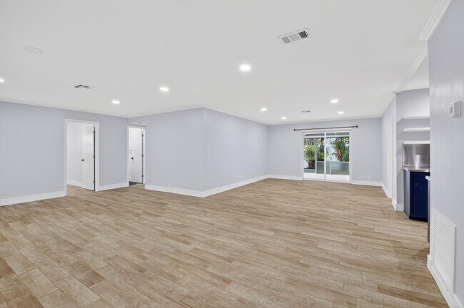 Building Photo - 725 Heron Dr