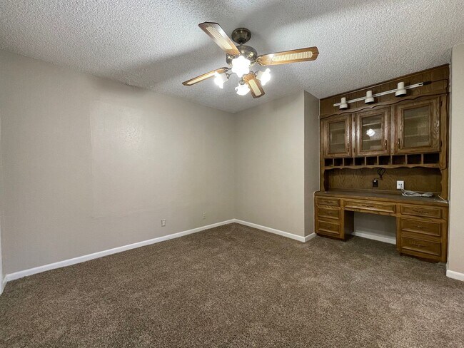 Building Photo - COMING SOON 3 BEDROOM 2.5 BATH SPACIOUS HO...