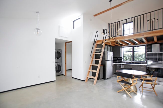 Building Photo - 6345 Babcock Ave