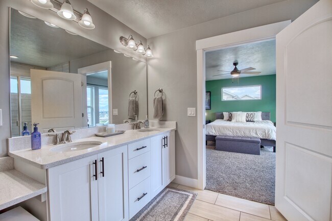 Building Photo - 8636 N Cypress Alley