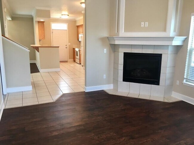 Building Photo - 4 x 3.5 single family home great for commuters!