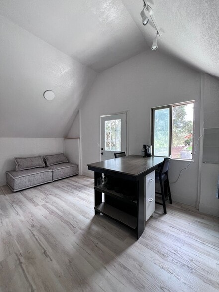 Building Photo - 496 Carr Ave