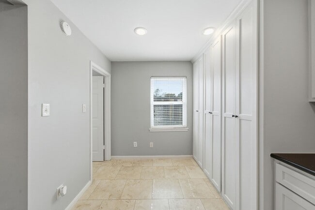 Building Photo - 2502 Hollow Hook Rd