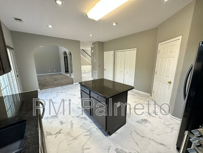 Building Photo - 303 Buckthorne Dr