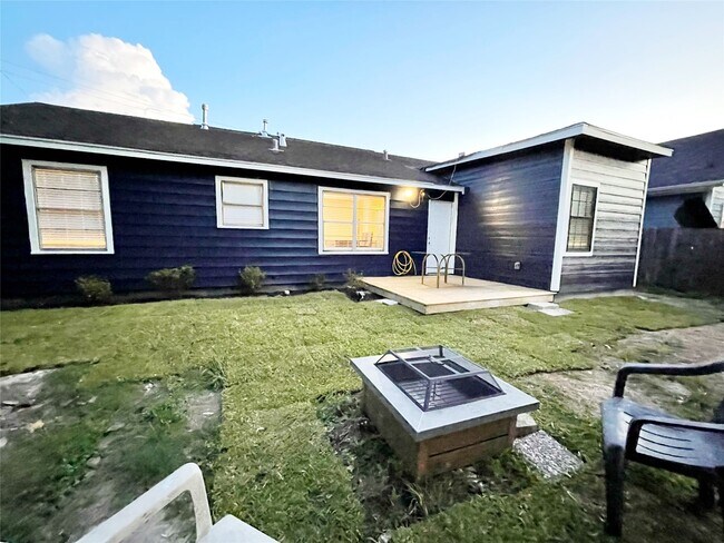 Building Photo - 3627 Keeland St