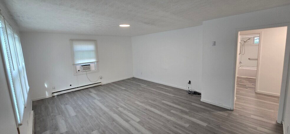 Building Photo - 310 Poe Ave