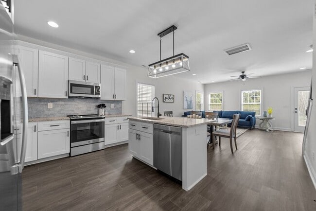 Building Photo - Salisbury Townhome w/ Garage