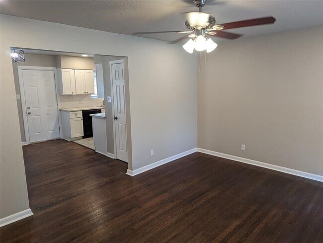 Building Photo - 5622 Elmlawn Dr