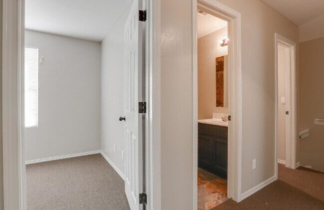 Building Photo - Center Way Apartments 2BDR - 1 BATH