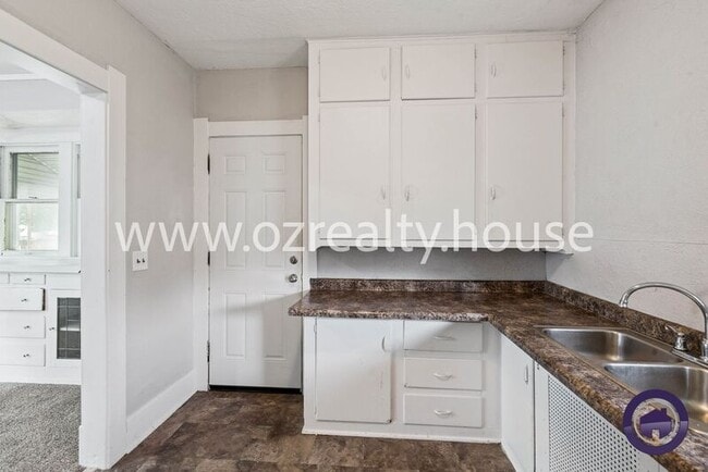 Building Photo - 4130 Asbury Dr