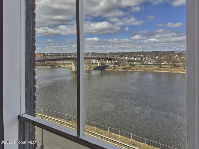 Building Photo - 145 River St