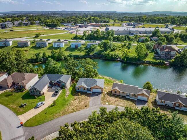 Building Photo - 220 E Sunset Cove Ln