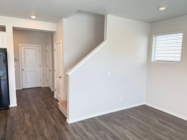 Building Photo - Newer 3 bedroom 2.5 bathroom house!