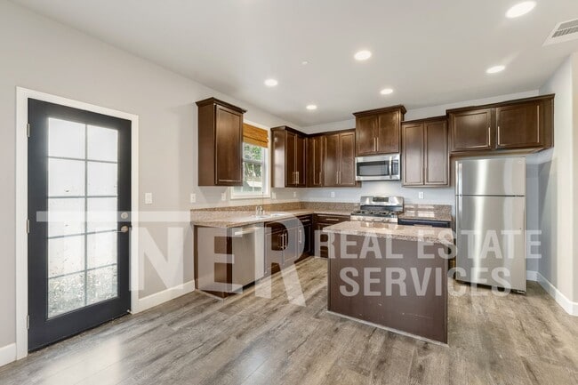 Building Photo - 1040 Matthews Run Way