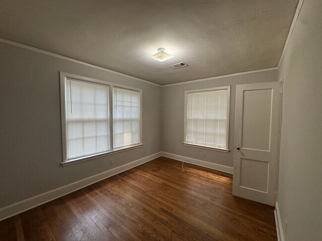 Building Photo - Lots of room!