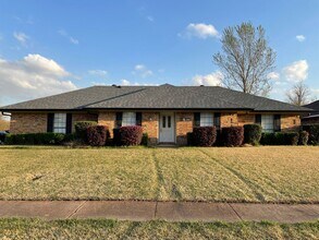 Building Photo - 4 BEDROOM GREENACRES BEAUTY!