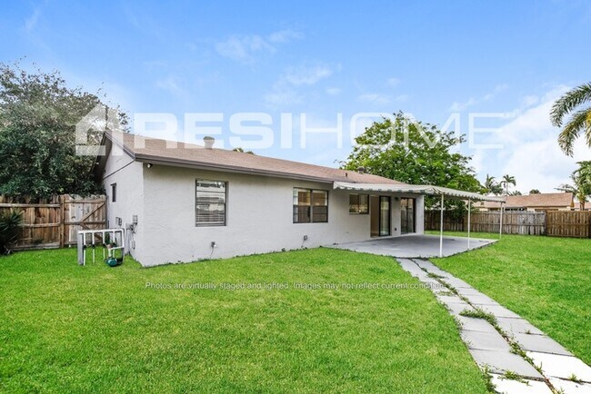 Building Photo - 9940 Spanish Isles Dr