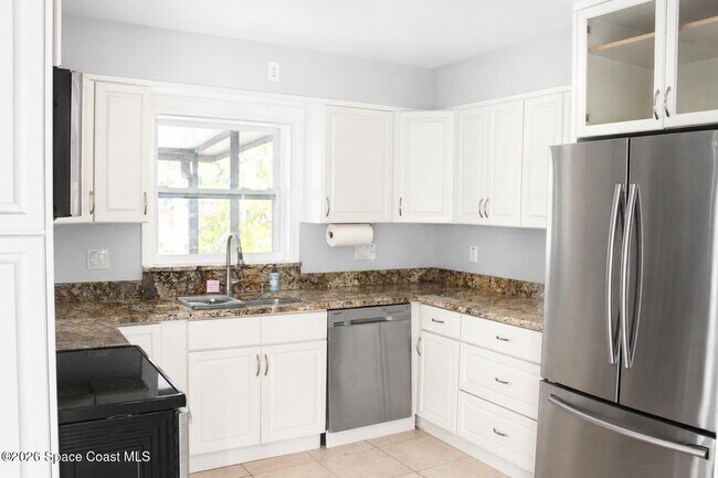Building Photo - 394 Royal Palm Dr