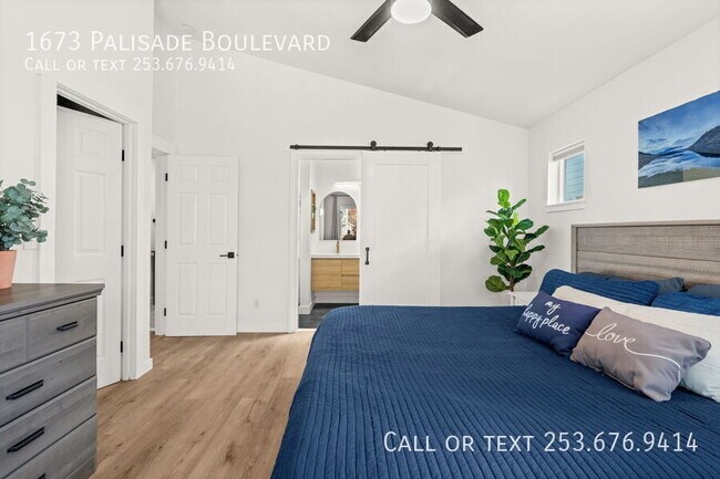 Building Photo - 1673 Palisade Blvd