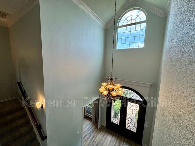 Building Photo - 2417 Creekside Cir S