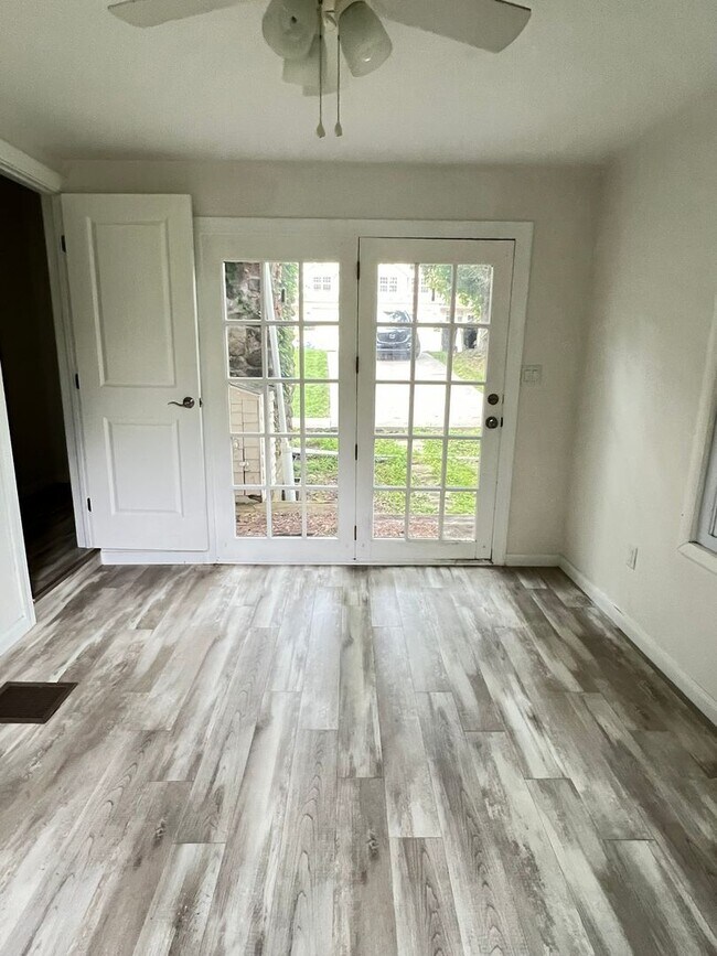 Building Photo - Updated Home in a Rural Setting - Pittsburgh