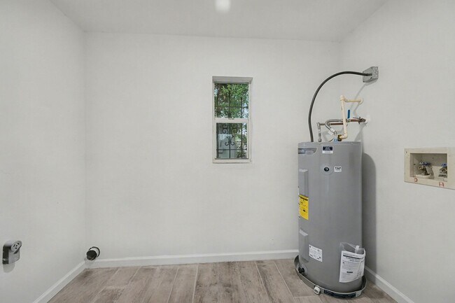 Building Photo - Move in ready!