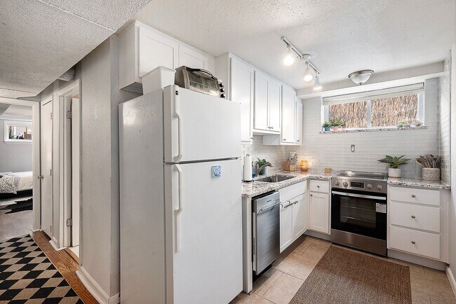 Building Photo - 2 Bedroom, 1 Bath Garden Level Unit in Park Hill