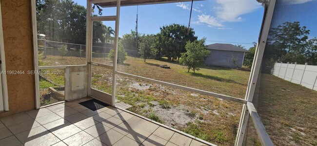 Building Photo - 613 SW Sandbar Terrace