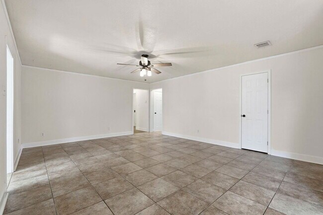 Building Photo - 2518 Henderson Ln