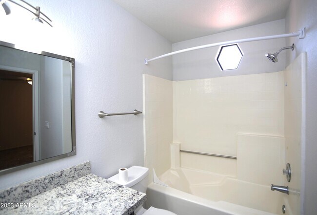 Building Photo - 924 E Manor Dr