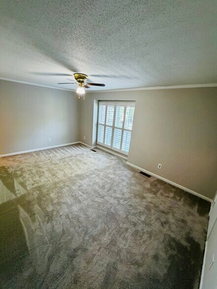 Building Photo - 5977 Dixon Dr