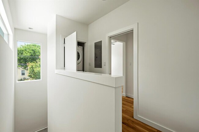 Building Photo - 1302 S 5th St