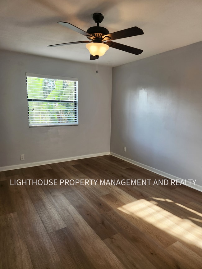 Building Photo - Beautifully Updated 3/2 One Mile from Beach!