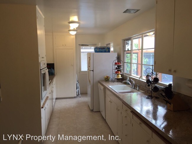 Building Photo - 2 br, 1.5 bath Apartment - 3072 Calle Fresno
