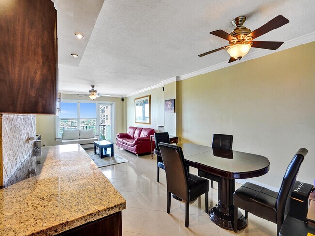 Building Photo - 405 N Ocean Blvd