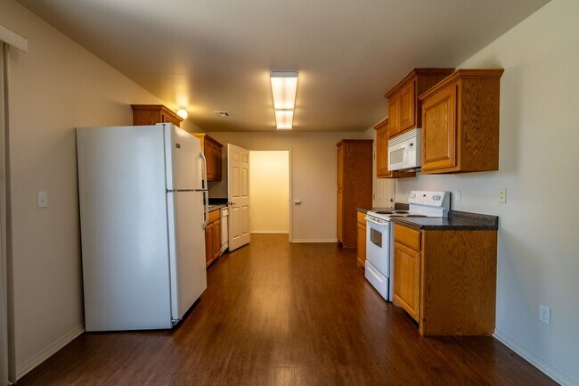 Building Photo - Cozy 2 Bedroom 2 Bathroom Townhome in Wagoner