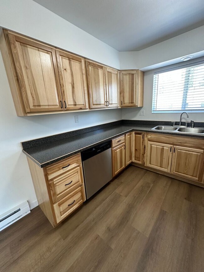 Building Photo - SPACIOUS 3-BEDROOM HOME NEAR OREGON TECH AND SKY LAKES  Located just 1.5 miles from Oregon Tech a...